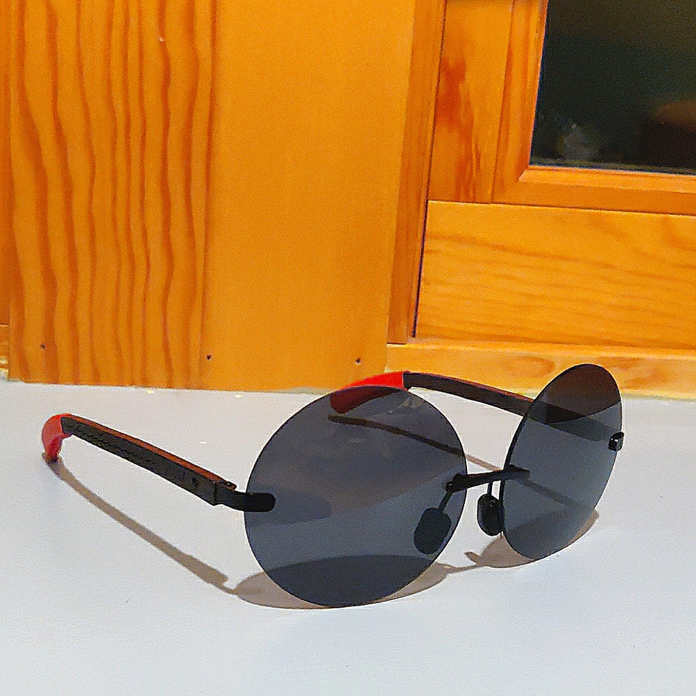 Round sunglasses with wood detail
